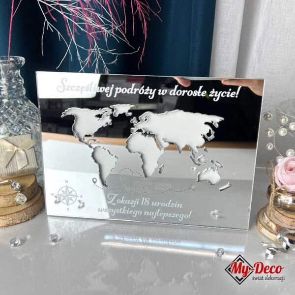Ramka-na-banknoty-z-mapa-Prezent-18-Urodziny-Srebrna-Pleksi-1.jpg
